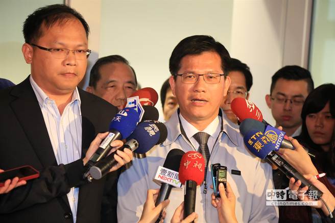 台中市長林佳龍（右）向捷運工安意外的死傷者道歉，表示市府會勇於承擔。（盧金足攝） 
