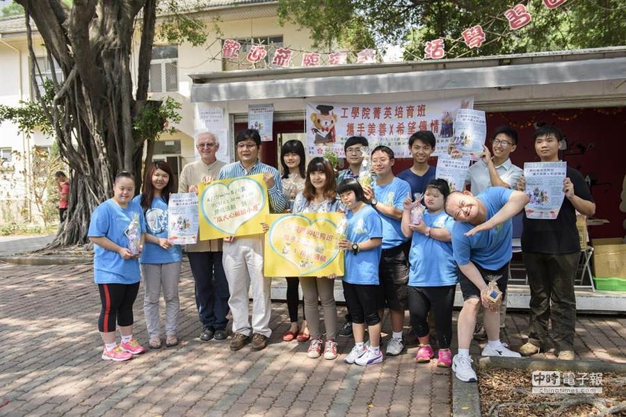 向心智障碍者买手工艺品成功大学传情兼做公益 生活 中时