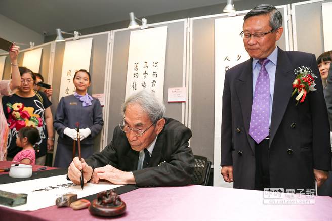 高齡105歲的書法家趙慕鶴（左）應邀揮毫，右為清大校長賀陳弘。（徐養齡攝）