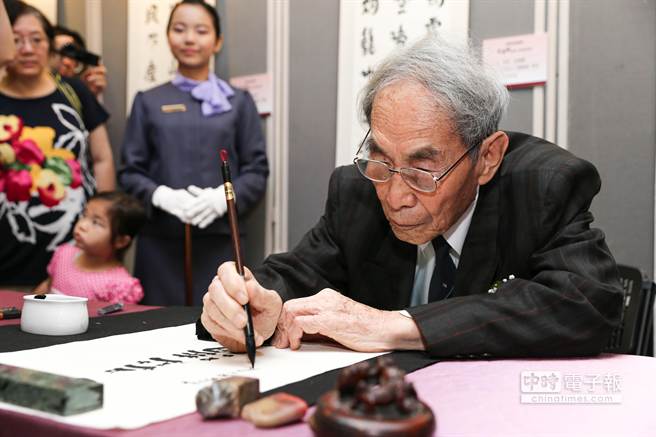 高齡105歲的書法家趙慕鶴捐贈清大20幅作品義賣，25日應邀揮毫。（徐養齡攝）
