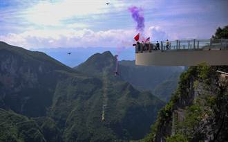 重慶：「雲端廊橋」正式開放 　　