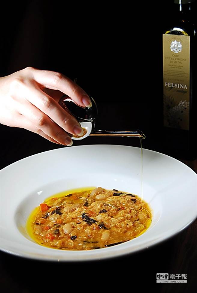 為了傳遞正宗義大利味道，〈Ospitalita Italiana〉規定製作燉飯等菜餚一定都要用義大利產的橄欖油入菜。(圖／姚舜攝)
