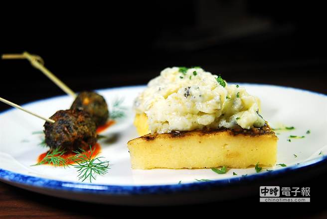王嘉平演繹的〈玉米糕搭配漬鱈魚〉，是很標準的義大利美食，呈盤簡單樸素，一點都不華麗炫目。(圖／姚舜攝)