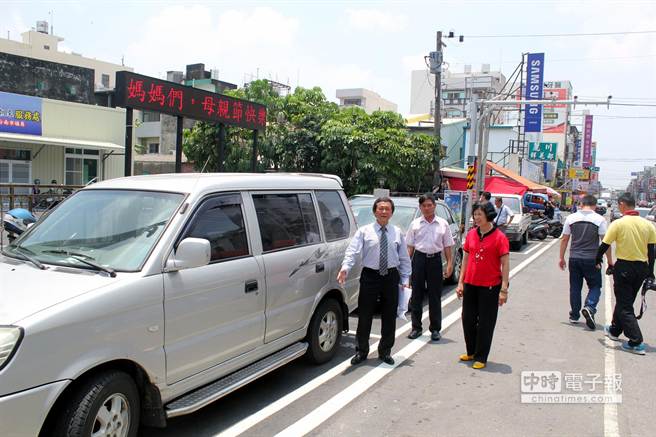 台南市佳里區2.5公頃的最熱鬧地區，竟然只畫設3個停車位，市議員陳朝來（左一）帶領交通單位勘察。（黃文博攝）
