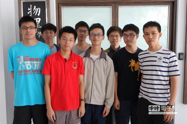 我國在今年亞洲物理奧林匹亞競賽得到國際第三名，前排左起林宇軒、鄭仲堯、楊智翔、韋彥丞、林昱嘉，後排左起曹以琳、蔡沛愷、呂佳軒。（教育部提供）