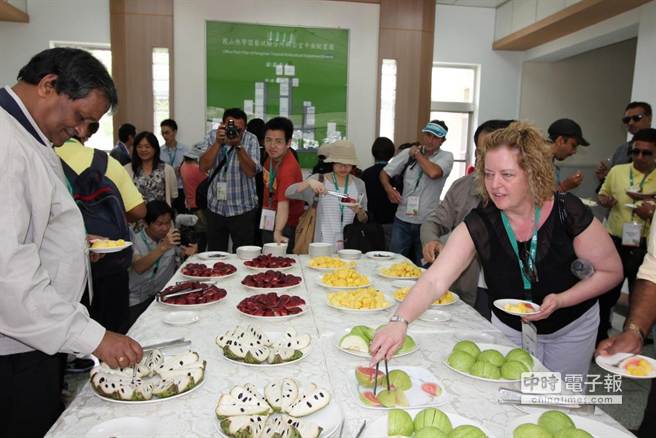 澳洲官員在農試所鳳山分所品嚐台灣水果，對豐富的品項與優異品質讚不絕口。（圖由農委會提供）