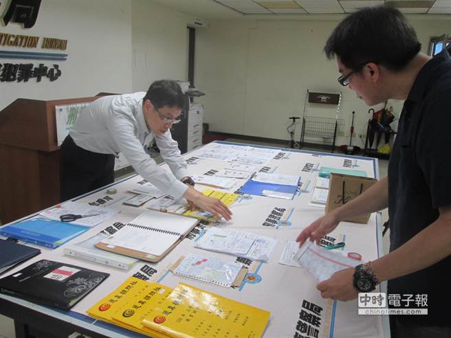 刑事局南部打擊犯罪中心查獲保險黃牛，扣得各項證物。（曹明正攝）