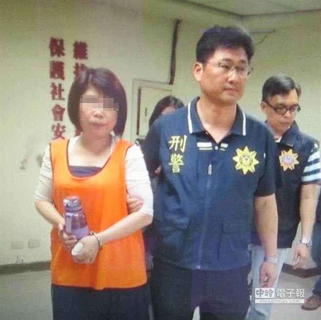 開設顧問社涉嫌保險黃牛的蔡姓女負責人（左）。（曹明正翻攝）