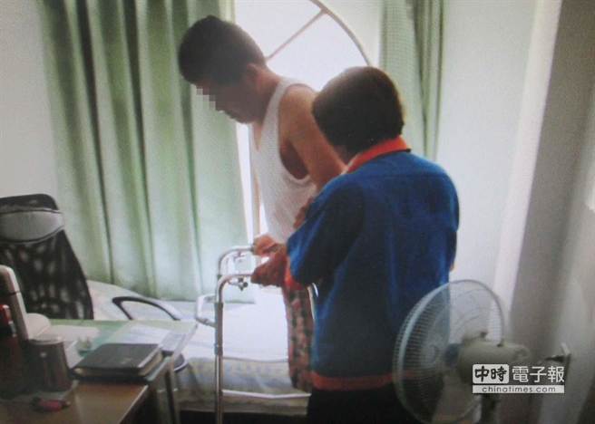 陶姓男子在醫院拿著助行器看似行動不便。（曹明正翻攝）
