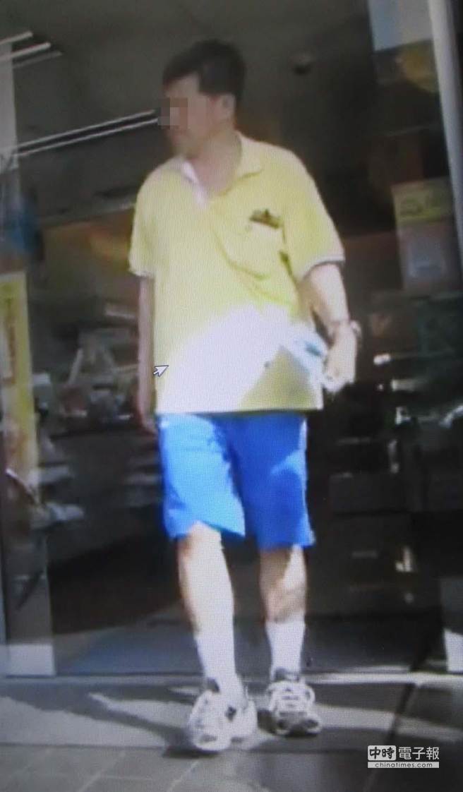 在醫院拿著助行器的陶姓男子後來被警方拍到逛街買東西活動自如。（曹明正翻攝）