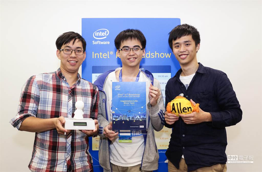 2015 Intel IoT Roadshow第一名作品為「MABO孩童校園監控系統」，創作者左起為黃信惠、王冠升與王學仁。(英特爾提供)