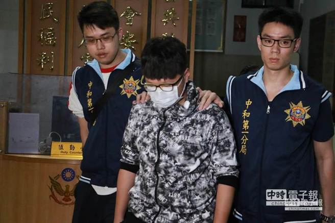 邱姓少年在聊天軟體社群留言「要當下個鄭捷」，被警方帶回漏夜偵訊。（孟祥傑攝）