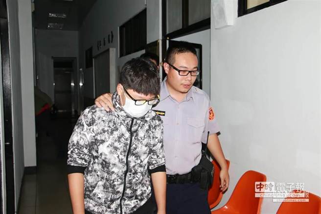 邱姓少年在聊天軟體社群留言「要當下個鄭捷」，被警方帶回漏夜偵訊。（孟祥傑攝）