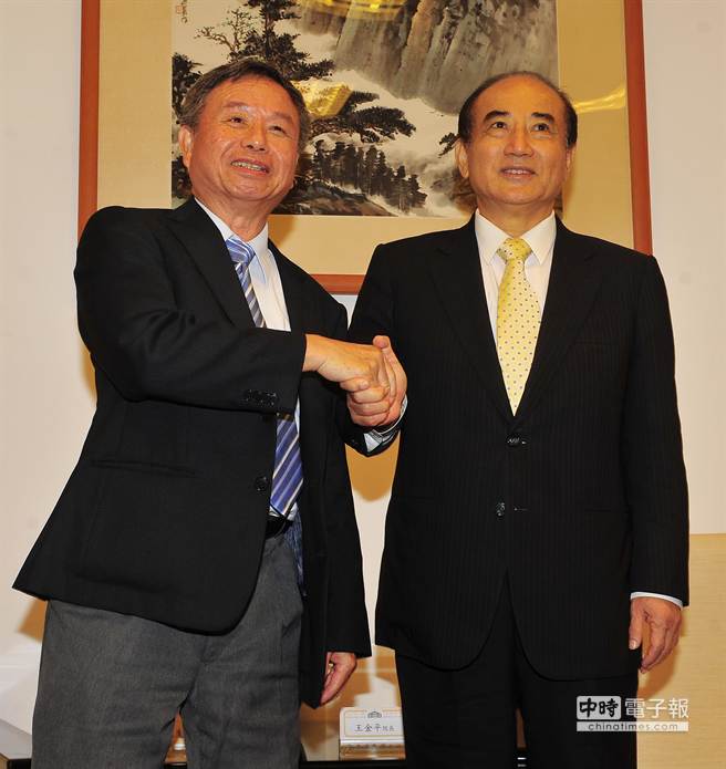 衛生署前署長楊志良連署並未過門檻，他（左）25日拜會立法院長王金平（右）並宣布對結果欣然接受。（劉宗龍攝）