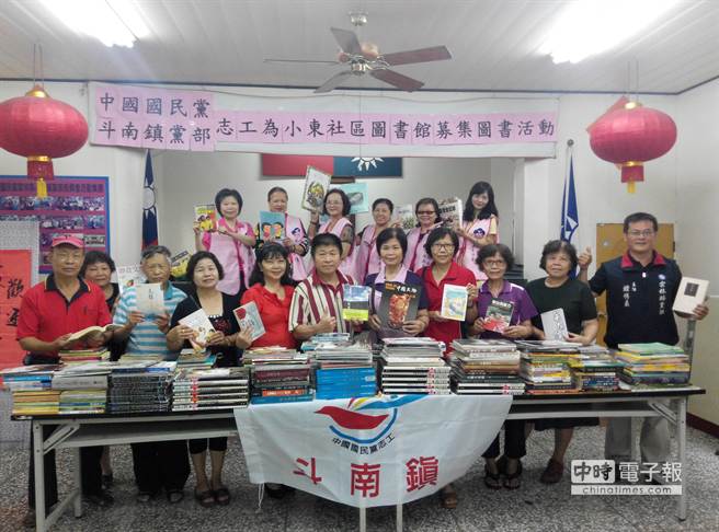 國民黨斗南鎮黨部號召志工為小東社區圖書館募二手書。(許素惠攝)