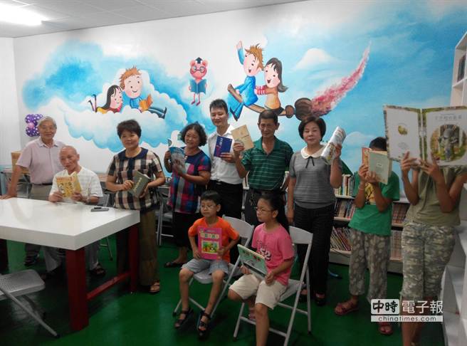 斗南小東社區把廢倉庫改造成舒適的圖書館，上午開幕。（許素惠攝）