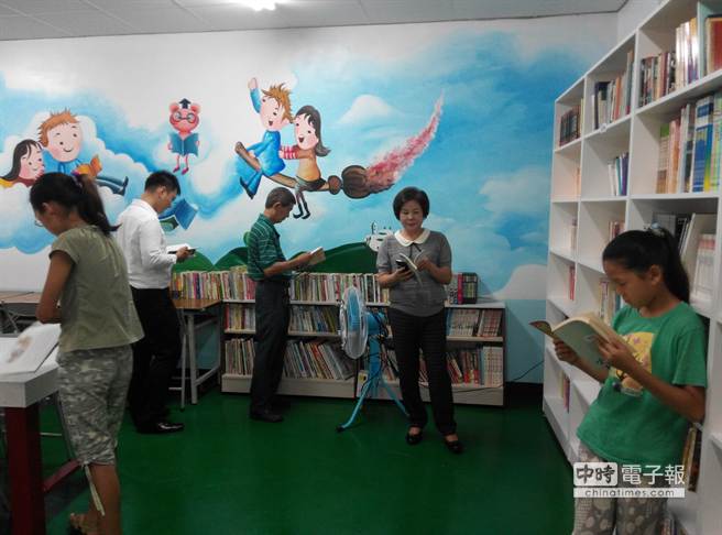 由廢米倉改造的斗南小東社區圖書館，大人小孩都能悠閒地看書。（許素惠攝）