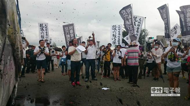 台塑六輕附近雲林縣、彰化縣的居民群集麥寮台塑行政大樓前，丟黑色水球象徵以乾淨的水「洗淨」六輕。（周麗蘭攝）