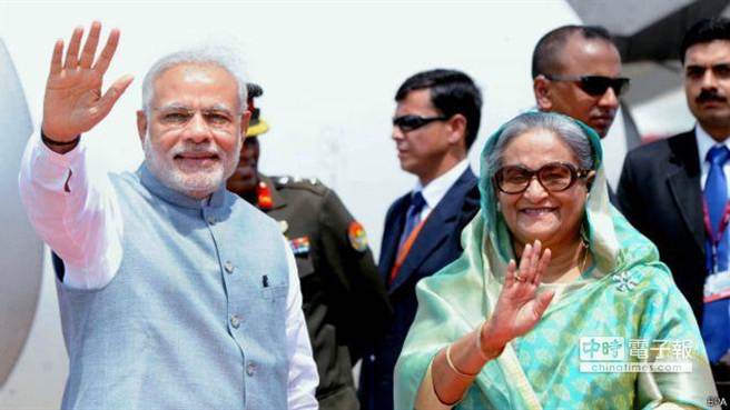 印度總理莫迪（左）訪問孟加拉，與孟加拉國總理哈西娜一起解決兩國持續數十年的邊界爭議。(摘自BBC中文網)
