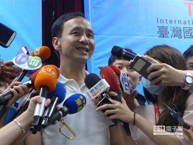 北市長朱立倫7日下午出席台灣國際熱氣球嘉年華，朱立倫接受媒體訪問，對於王金平表態徵召參選總統「義不容辭」一事，朱回應，「樂見」。（張靜婷攝）