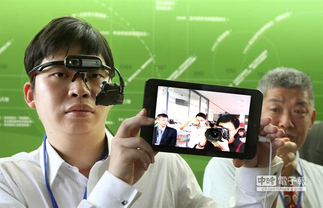 台師大教授何宏發帶領團隊研發眼動儀眼控技術，應用在電玩上用眼睛就能「切水果」、「開槍」射擊，玩遊戲不用再靠鍵盤或滑鼠，只要戴上眼動儀就能邊走邊玩。