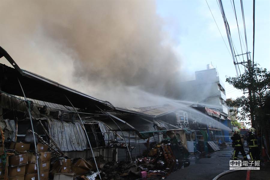 鐵皮工廠被大火燒得塌陷。（黃國峰攝）