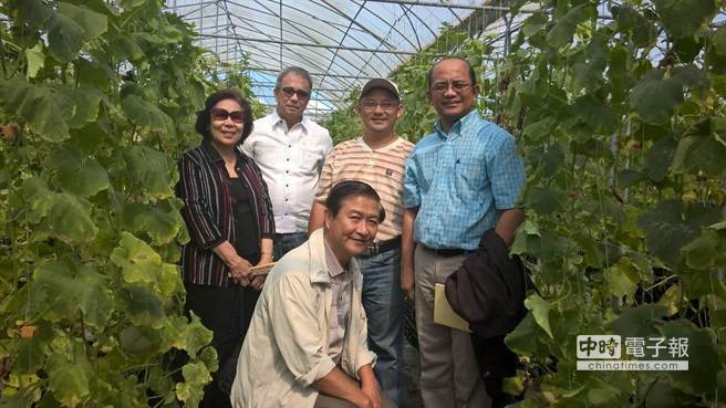 菲律賓農業技術部到台中烏日農田參訪，計畫引進台灣農民講堂作法，提昇農民水準。（馮惠宜攝）