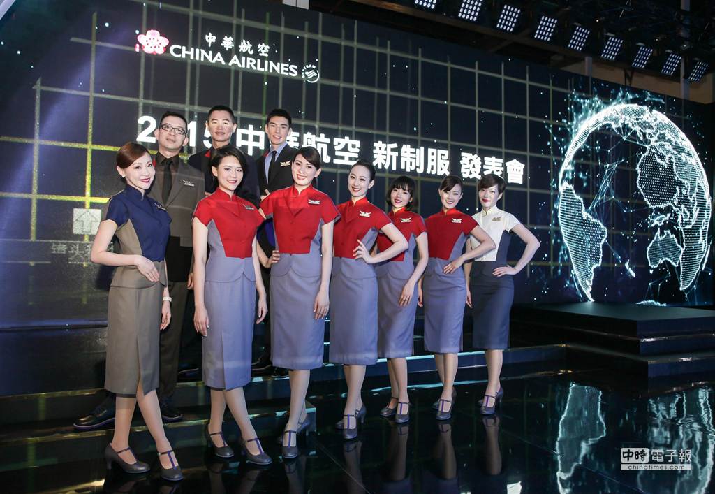 華航新制服發表，設計師張叔平：我設計的是時裝。(華航提供)