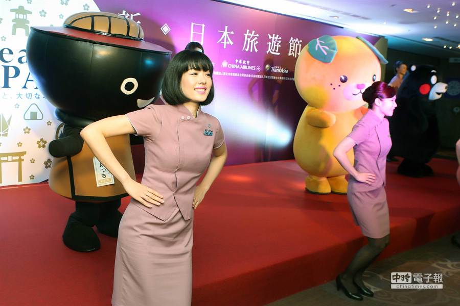華航空服員與日本吉祥物人偶以主題舞蹈為記者會揭幕。（陳麒全攝）