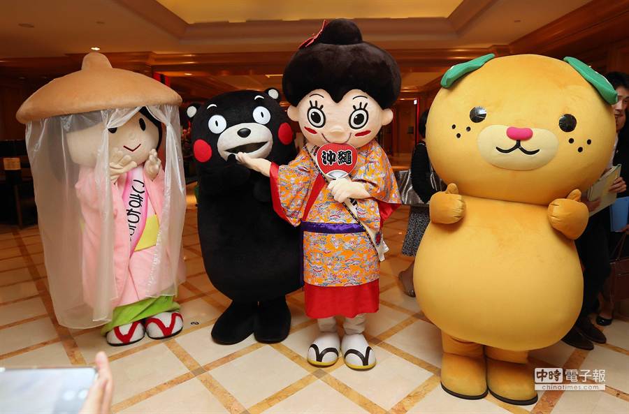 日本吉祥物人偶與華航空服員準備上街遊行宣傳活動。（陳麒全攝）