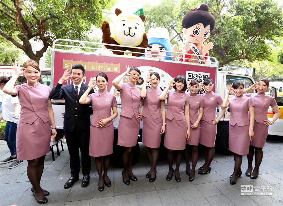 日本吉祥物人偶與華航空服員準備上街遊行宣傳活動。（陳麒全攝）