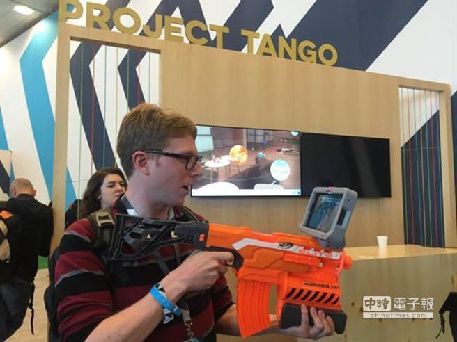 Project Tango所研發的原型手機，可協助建構室內3D模型。(取自BI)