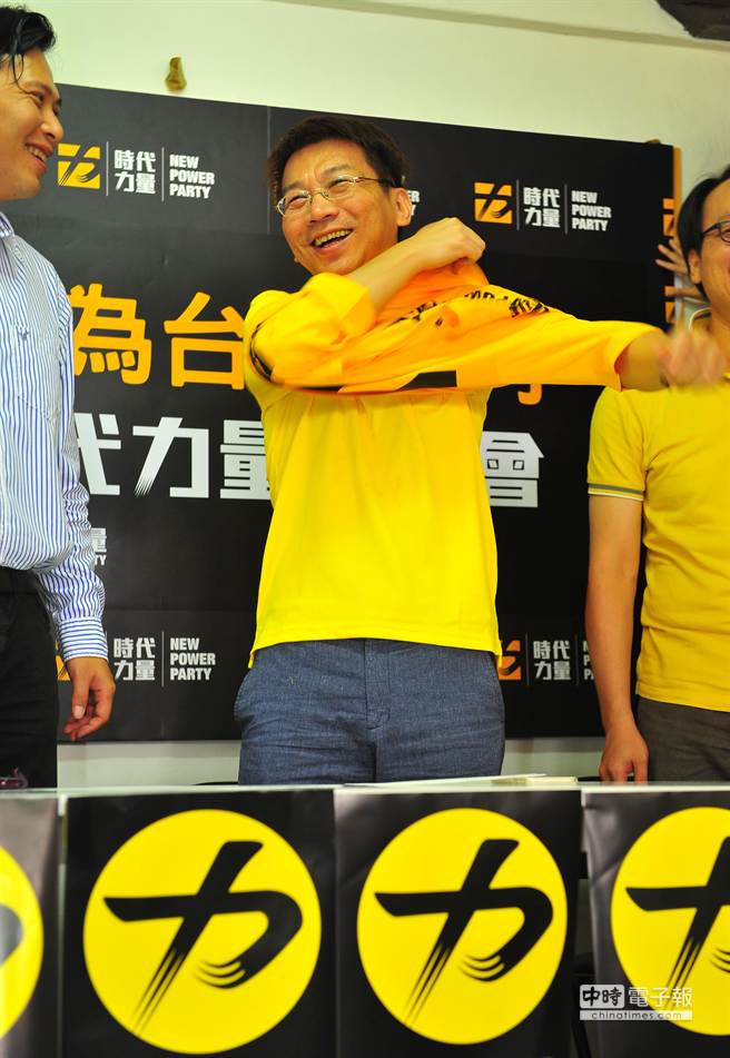 徐永明開心穿上時代力量的衣服，正式宣布入黨。（劉宗龍攝）