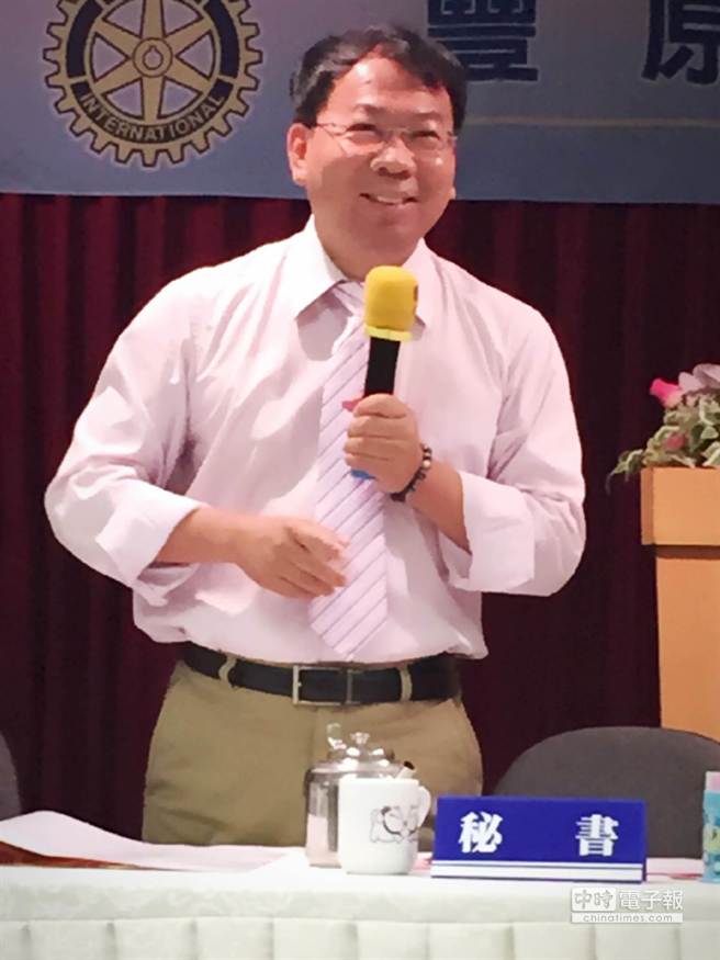 謝志忠感謝徐永明教授的禮讓，為團結進步力量做出最好的示範；他將全力以赴勇敢承擔贏的責任。（陳世宗攝）