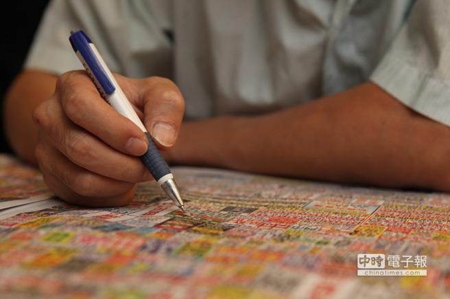 主計總處公布5月失業率為3.62％，創近15年同期新低，人力公司調查指出，景氣復甦不如預期、出口下滑，不少企業第3季徵才計畫緊縮，平均給薪也較第2季下滑3000多元。(資料照片，林后駿攝)