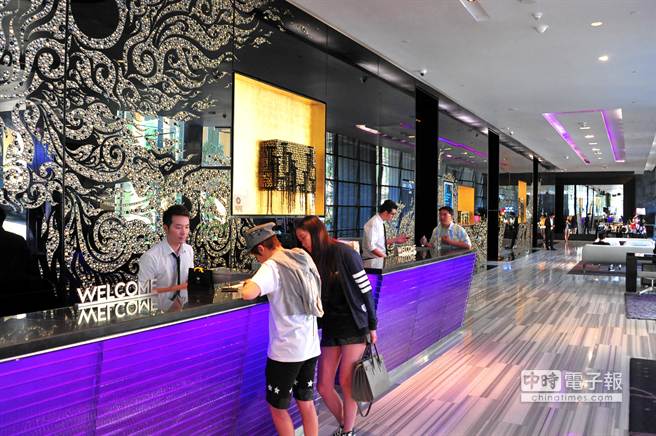 在曼谷入住喜達屋集團旗下時尚酒店W Hotel，價格較其他國家親民許多。（田欣雲攝）