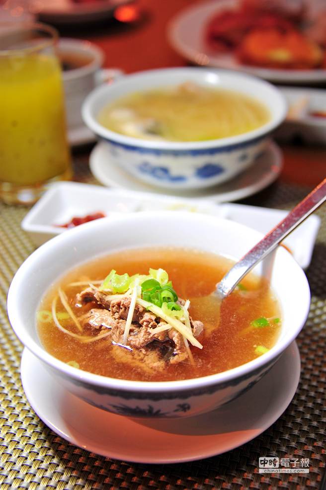 每晚售價是否附早餐？訂房前必須看仔細。圖為香格里拉台南遠東大飯店早餐供應的在地美食牛肉湯。（田欣雲攝）