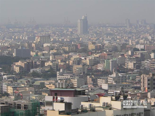 台中火力發電廠是中部最大的汙染源，港區長期籠罩在一片煙霧迷濛中；市議員要求市府應訂定自治條例，改以電廠中心同心圓距離遠近比例，回饋受汙染地區市民。（陳世宗攝）