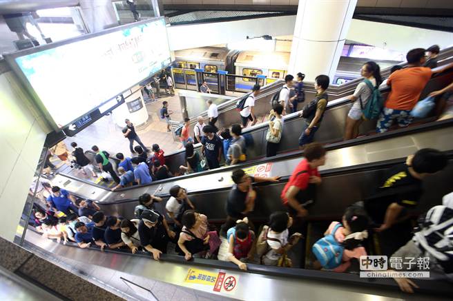 許多民眾搭乘台北捷運時，仍然習慣「靠右站」。（本報系資料照，陳信翰攝）