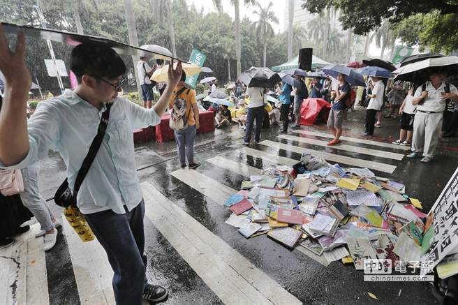 一場突如其來的大雨，讓不少參與者忙著先找地方躲雨。（姚志平攝）