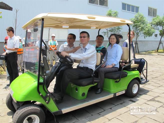 民進黨主席蔡英文搭乘高爾夫球車參觀盟鑫工業永續綠色工程教育園區。（趙麗妍攝）