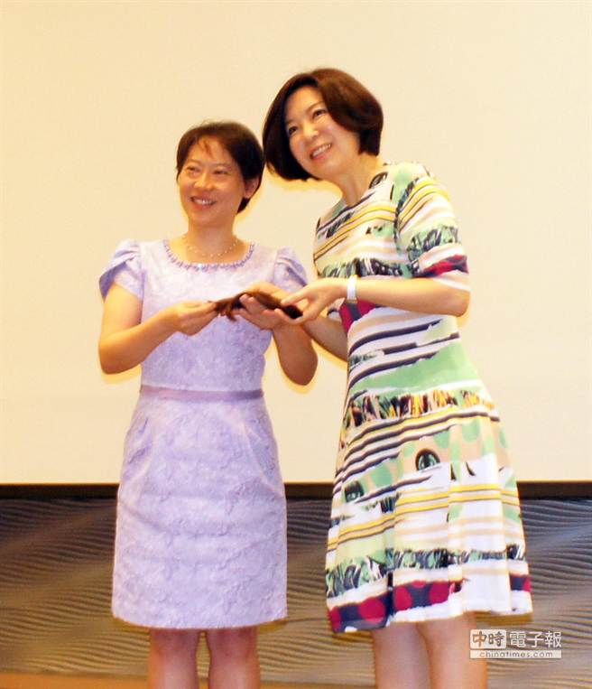 台中市长夫人廖婉如（左）捐出女儿剪下的髮束要帮助癌友。（冯惠宜摄）