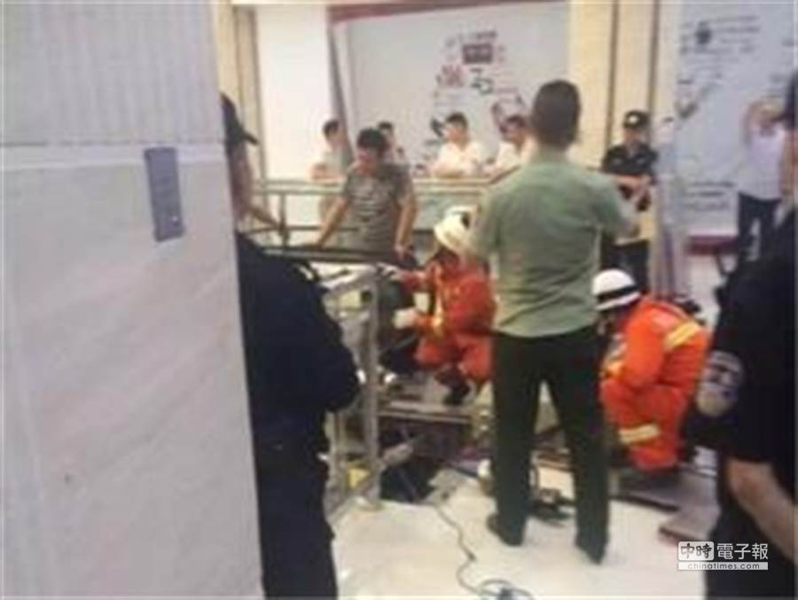 ребенка затянуло в эскалатор. эскалатор в никуда. Escalator incident in china. Escalator incident in china. женщина на эскалаторе.