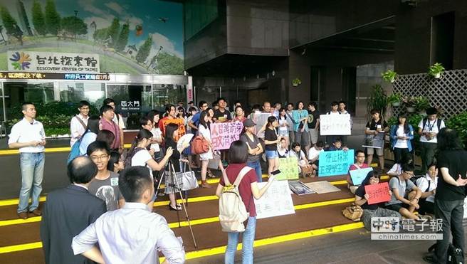 多名台大師生今上午便聚集在北市前，等待人文大樓都審結果。（取自人文復興青年陣線臉書）