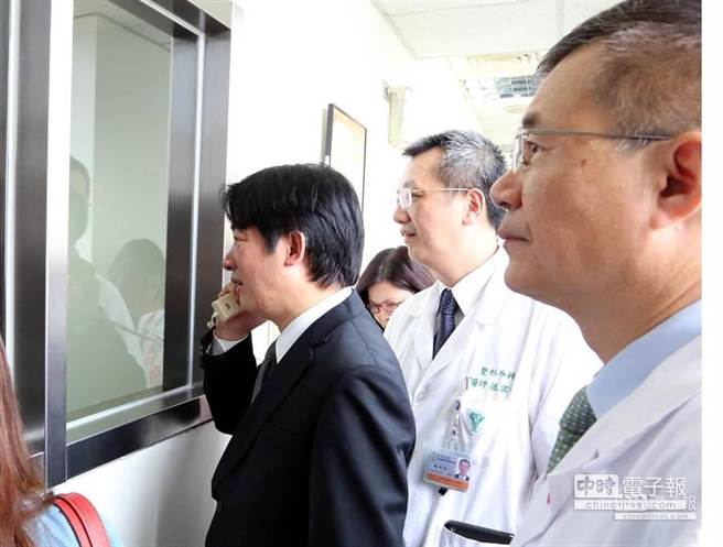郭立君被轉回奇美醫院加護病房時，台南市長賴清德（左一）曾前往探視，當時她仍有意識，想不到隔1個月後，還是無法逃過死劫。（資料照片，黃文博攝）