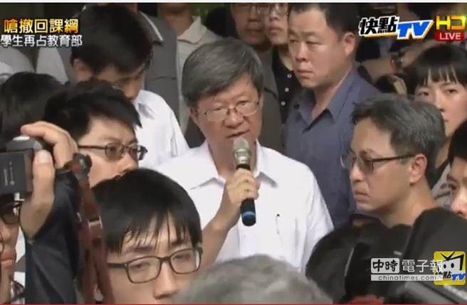 反課綱爭議延燒，教育部長吳思華出面與抗議學生面對面。(圖/截自快點TV)
