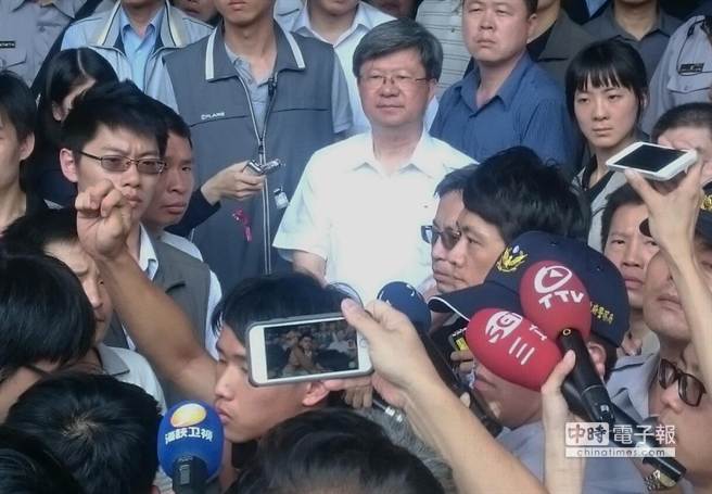 教育部長吳思華出面和反課綱學生溝通。（趙雙傑攝）