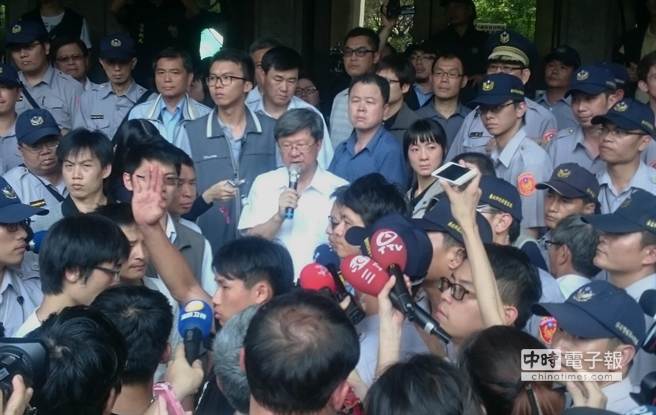 教育部長吳思華雖然拿著麥克風講話，但現場一片鼓譟，一度聽不見他的聲音。（趙雙傑攝）