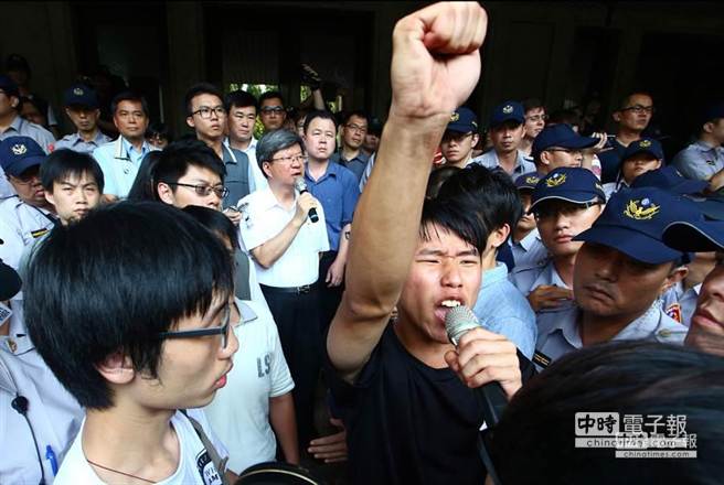 反課綱學生占據教育部前廣場，教育部長吳思華下午出面與抗議學生溝通，學生代表與教育部長各唱各的調，雙方沒有達成任何共識，不歡而散。（陳信翰攝）