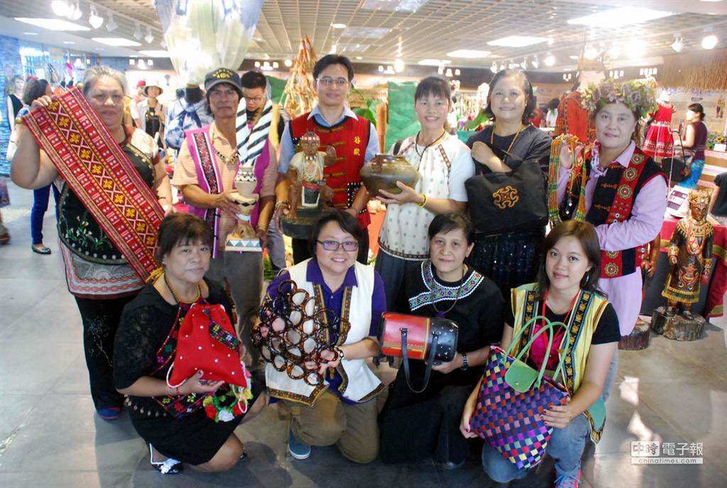 今天是原住民日，原住民部落工場展出「豐禾日麗」展，展出12名工藝師的「豐收」作品。（吳江泉攝）